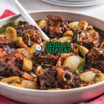 Braised Kangaroo Tail Australia Siap Disantap Potongan braised kangaroo tail khas Australia yang empuk terlepas dari tulang, disiram kuah kental gurih berwarna cokelat tua, disajikan dengan kentang tumbuk dan sayur hijau segar