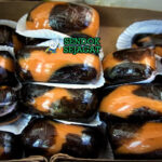 Brevas con Arequipe Siap Saji Hangat Piring Brevas con Arequipe khas Kolombia dengan buah ara lembut mengkilap, disiram arequipe kental karamel, tampak manis hangat menggugah selera