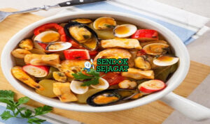 Caldeirada khas Portugal siap saji: panci besar berisi sup ikan dan seafood—potongan ikan putih empuk, udang besar, kerang terbuka, cumi cincin, kentang lembut, dalam kuah tomat kuning saffron wangi, tabur peterseli segar, terlihat gurih hangat dengan uap mengepul