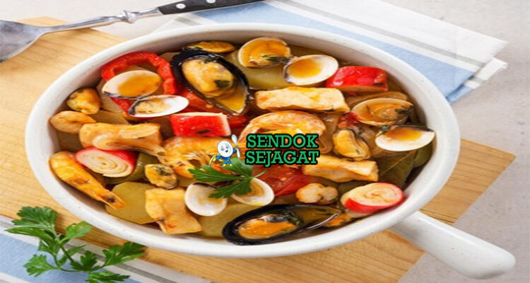 Caldeirada khas Portugal siap saji: panci besar berisi sup ikan dan seafood—potongan ikan putih empuk, udang besar, kerang terbuka, cumi cincin, kentang lembut, dalam kuah tomat kuning saffron wangi, tabur peterseli segar, terlihat gurih hangat dengan uap mengepul