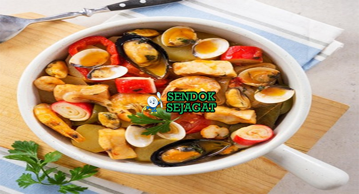 Caldeirada khas Portugal siap saji: panci besar berisi sup ikan dan seafood—potongan ikan putih empuk, udang besar, kerang terbuka, cumi cincin, kentang lembut, dalam kuah tomat kuning saffron wangi, tabur peterseli segar, terlihat gurih hangat dengan uap mengepul