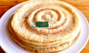 Tumpukan Canjeero khas Somalia yang lembut berpori, ditabur madu hangat, tampak segar gurih menggugah selera