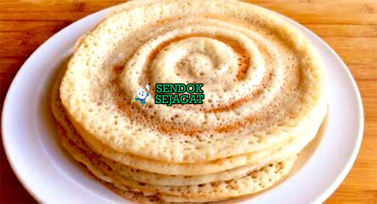 Tumpukan Canjeero khas Somalia yang lembut berpori, ditabur madu hangat, tampak segar gurih menggugah selera