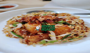 Chai Tow Kway Goreng Renyah dengan Lobak Asin dan Telur Dadar