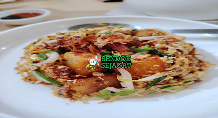 Chai Tow Kway Goreng Renyah dengan Lobak Asin dan Telur Dadar