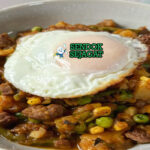 Mangkuk charquicán khas Chili berisi sup kental daging sapi, kentang, labu kuning, jagung, kacang polong, buncis, dan telur goreng di atasnya