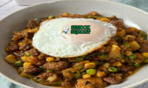 Mangkuk charquicán khas Chili berisi sup kental daging sapi, kentang, labu kuning, jagung, kacang polong, buncis, dan telur goreng di atasnya