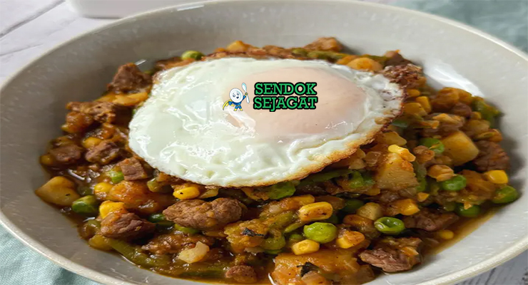 Mangkuk charquicán khas Chili berisi sup kental daging sapi, kentang, labu kuning, jagung, kacang polong, buncis, dan telur goreng di atasnya