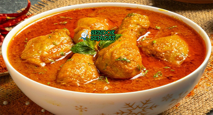Foto chicken Chettinad khas India dengan ayam berkuah pedas dan rempah segar disajikan hangat