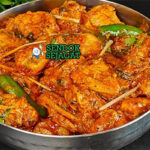 Wajan Chicken Karahi khas Pakistan dengan ayam empuk, saus tomat kental, cabai hijau, dan taburan daun ketumbar, tampak pedas gurih menggugah selera