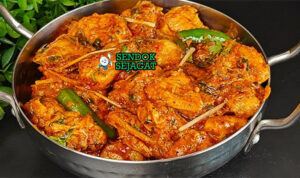 Chicken Karahi Siap Saji Hangat dengan Rempah Wajan Chicken Karahi khas Pakistan dengan ayam empuk, saus tomat kental, cabai hijau, dan taburan daun ketumbar, tampak pedas gurih menggugah selera
