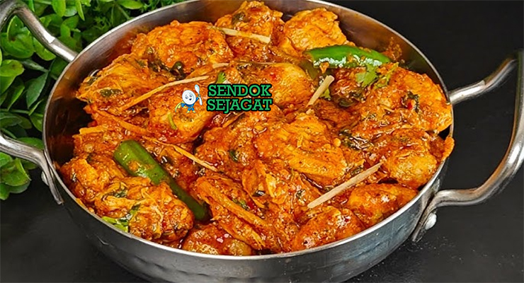 Wajan Chicken Karahi khas Pakistan dengan ayam empuk, saus tomat kental, cabai hijau, dan taburan daun ketumbar, tampak pedas gurih menggugah selera