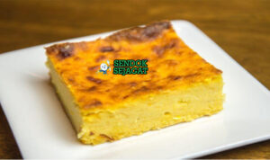 Foto Chipa Guazú khas Paraguay dengan keju meleleh dan jagung segar, tampak gurih dan lembut