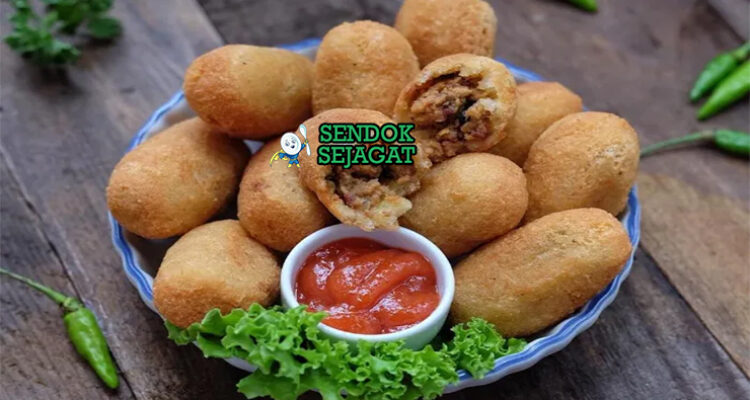 Combro khas Jawa Barat siap saji: gorengan singkong parut renyah keemasan, isi oncom pedas daun jeruk terlihat menggoda dengan uap panas dan sambal kecap