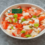 Conch Salad Dingin Segar dengan Kerang, Tomat, Cabai dan Jeruk Nipis Conch salad khas Bahama siap saji: kerang conch iris kenyal dalam mangkuk, campur tomat dadu cerah, bawang merah, cabai rawit cincang, ketumbar segar, jeruk nipis peras, terlihat segar menggoda dengan warna-warni tropis