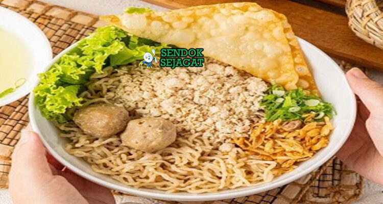 Cwie mie khas Malang siap saji: mangkuk mie kuning kenyal dengan topping ayam cincang gurih, bakso empuk, sawi segar, pangsit goreng kriuk, bawang goreng tabur, daun bawang iris, dan acar timun, terlihat hangat menggoda dengan minyak ayam wangi