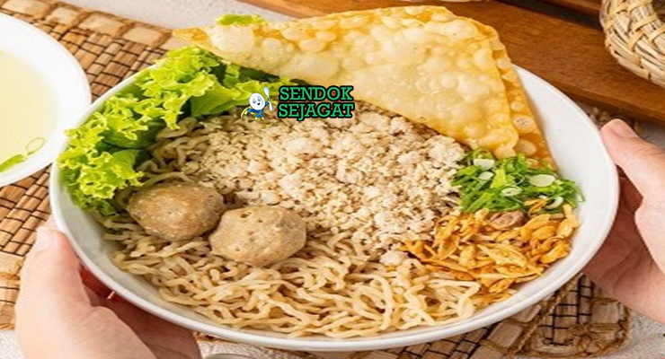 Cwie mie khas Malang siap saji: mangkuk mie kuning kenyal dengan topping ayam cincang gurih, bakso empuk, sawi segar, pangsit goreng kriuk, bawang goreng tabur, daun bawang iris, dan acar timun, terlihat hangat menggoda dengan minyak ayam wangi