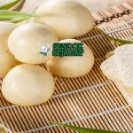 Potongan Dombolo khas Afrika Selatan dengan roti kukus lembut berpori tinggi, tampak fluffy hangat menggugah selera