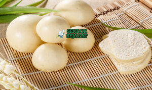 Potongan Dombolo khas Afrika Selatan dengan roti kukus lembut berpori tinggi, tampak fluffy hangat menggugah selera