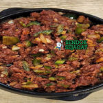 Dulet khas Etiopia siap saji: campuran daging sapi cincang, hati lembut, babat kenyal dibumbui mitmita pedas dan kibbeh gurih, disajikan dengan injera asam segar