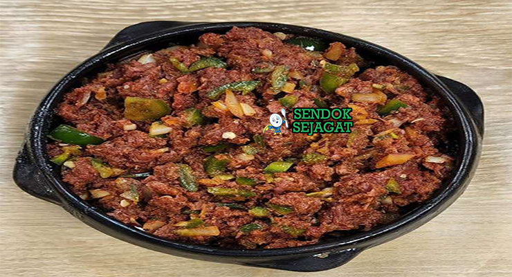 Dulet khas Etiopia siap saji: campuran daging sapi cincang, hati lembut, babat kenyal dibumbui mitmita pedas dan kibbeh gurih, disajikan dengan injera asam segar