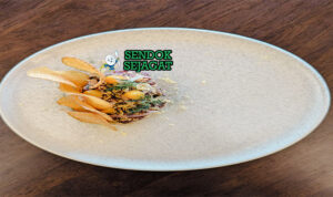 Emu Tartare khas Australia dengan daging cincang segar merah muda, caper, bawang merah, kuning telur puyuh, tampak segar gurih menggugah selera