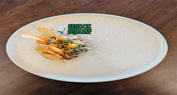 Emu Tartare khas Australia dengan daging cincang segar merah muda, caper, bawang merah, kuning telur puyuh, tampak segar gurih menggugah selera