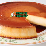 Flan Napolitano Siap Potong dengan Caramel Mengalir Potongan Flan Napolitano khas Meksiko dengan custard telur lembut halus, saus caramel mengalir, tampak manis creamy menggugah selera