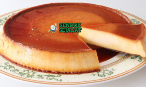 Potongan Flan Napolitano khas Meksiko dengan custard telur lembut halus, saus caramel mengalir, tampak manis creamy menggugah selera