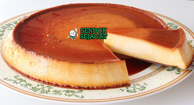 Potongan Flan Napolitano khas Meksiko dengan custard telur lembut halus, saus caramel mengalir, tampak manis creamy menggugah selera