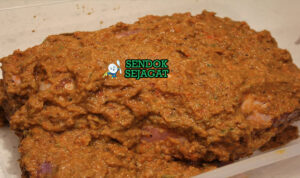 Mangkok Gorkhali Lamb khas Nepal dengan daging domba empuk berbalut saus kari kental rempah, tampak gurih pedas menggugah selera