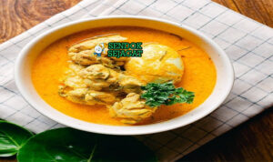 Foto gulai otak khas Minang dengan kuah kuning gurih dan potongan otak lembut disajikan panas