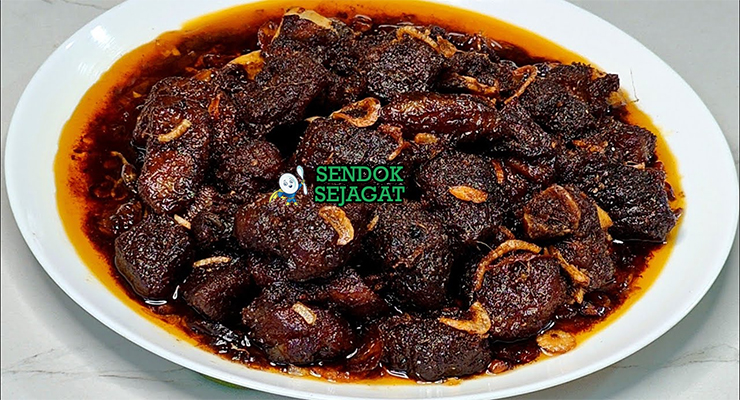 Piring Kala Bhuna khas Bangladesh dengan daging sapi empuk berbalut saus hitam pekat dari bawang karamel, tampak gurih dalam menggugah selera