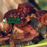 Kangaroo Fillet Quandong Sauce Siap Saji Irisan Kangaroo Fillet khas Australia medium-rare dengan saus quandong asam manis, tampak juicy gurih menggugah selera