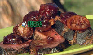 Irisan Kangaroo Fillet khas Australia medium-rare dengan saus quandong asam manis, tampak juicy gurih menggugah selera