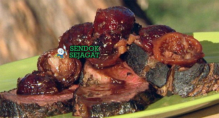 Irisan Kangaroo Fillet khas Australia medium-rare dengan saus quandong asam manis, tampak juicy gurih menggugah selera