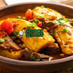 Mangkuk katogo khas Uganda dengan pisang raja hijau matooke lembut, potongan daging sapi empuk, wortel, tomat, dan taburan daun bawang dalam kuah kental gurih