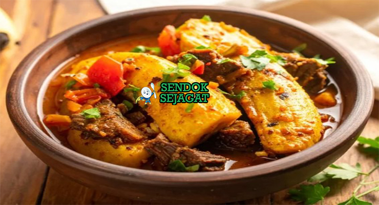 Mangkuk katogo khas Uganda dengan pisang raja hijau matooke lembut, potongan daging sapi empuk, wortel, tomat, dan taburan daun bawang dalam kuah kental gurih