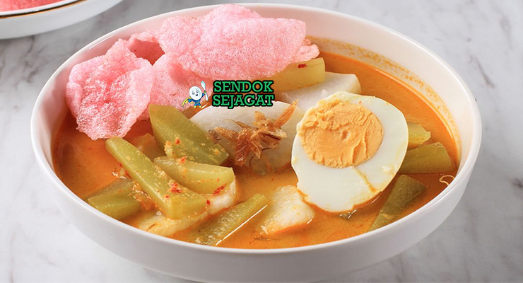 Ketupat sayur khas Betawi siap saji: potongan ketupat pulen dalam mangkuk, disiram kuah santan kuning kental, labu siam empuk, telur rebus, tahu goreng, tauge segar, dan bawang goreng tabur, terlihat gurih hangat dengan uap mengepul