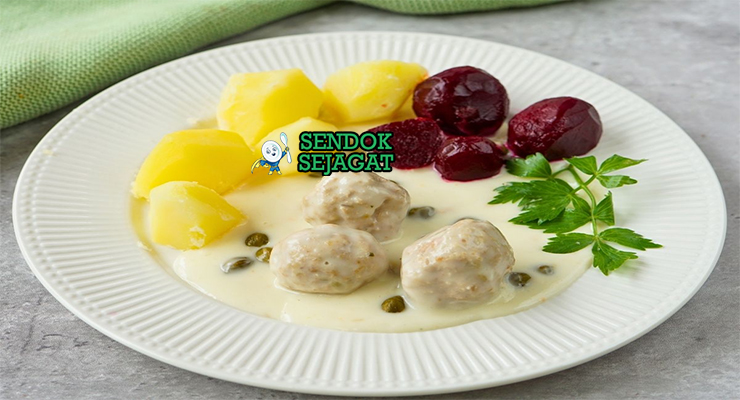Piring Königsberger Klopse khas Jerman dengan bakso daging lembut dalam saus krim putih berisi kapari, disajikan bersama kentang rebus dan bit merah