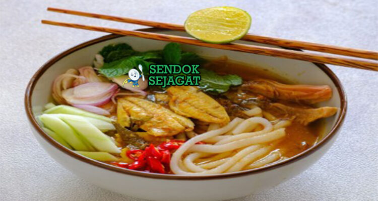 Laksa Medan khas Sumatera Utara siap saji: mangkuk mie kuning kenyal dengan kuah santan kuning kental gurih, ayam suwir lembut, telur rebus, tahu goreng, tauge segar, bawang goreng, dan kerupuk, terlihat menggoda dengan uap hangat