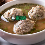 Mangkok Leberknödelsuppe khas Jerman dengan kaldu bening, dumpling hati kenyal, bawang goreng, dan peterseli, tampak hangat gurih menggugah selera