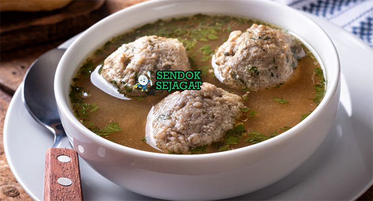 Mangkok Leberknödelsuppe khas Jerman dengan kaldu bening, dumpling hati kenyal, bawang goreng, dan peterseli, tampak hangat gurih menggugah selera