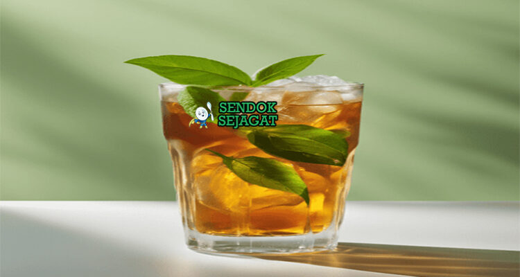 Lemon myrtle iced tea khas Australia siap saji: gelas tinggi berisi teh dingin kuning jernih, es batu mengapung, irisan lemon segar, daun mint, warna cerah segar dengan embun di gelas, terlihat menyegarkan dan menggoda
