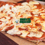 Matambre a la Pizza Argentina Siap Disantap Irisan matambre a la pizza khas Argentina dengan daging gulung empuk, lapisan keju mozzarella meleleh, saus tomat merah, bawang bombay, tomat iris, dan taburan oregano kering