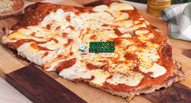 Irisan matambre a la pizza khas Argentina dengan daging gulung empuk, lapisan keju mozzarella meleleh, saus tomat merah, bawang bombay, tomat iris, dan taburan oregano kering