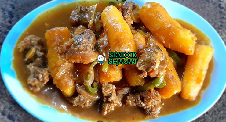 Matoke ya nyama khas Uganda siap saji: pisang plantain rebus empuk lembut dalam kuah tomat merah kental, daging sapi empuk, tabur daun bawang atau peterseli, disajikan dengan nasi putih atau posho, terlihat hangat gurih menggoda