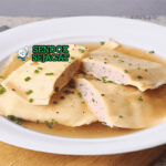 Mangkuk Maultaschen khas Swabia dengan pasta isi daging dan bayam, disajikan dalam kaldu bening hangat, taburan bawang goreng renyah dan peterseli segar