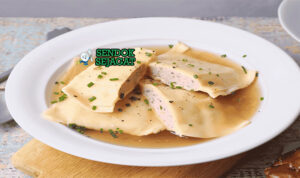 Mangkuk Maultaschen khas Swabia dengan pasta isi daging dan bayam, disajikan dalam kaldu bening hangat, taburan bawang goreng renyah dan peterseli segar