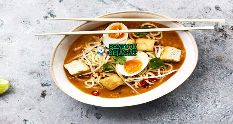 Mee Rebus Panas dengan Kuah Kental, Telur Rebus dan Tauge Segar